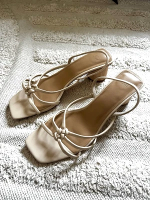 Beige klackar  - Beige sandalklackar från H&M i storlek 40. Klackhöjd 5cm. Endast använda en gång.  
