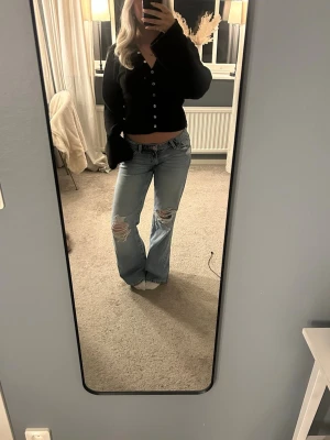 Ljusblå slitna bootcut jeans - Säljer dessa super snygga jeansen från Gina 14+!! Super bra skick 