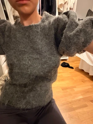 MOHAIR TOPP - En så snygg mohair topp i grå färg! Den är helt oanvänd så jag hoppas den kommer till användning någon annanstans;) Är storlek S men passar XS-M beroende på passform