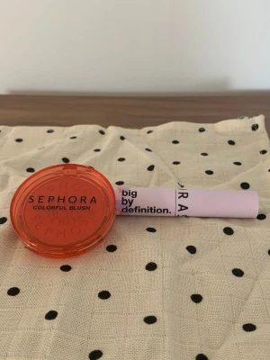 Sminkset från Sephora collection blush+mascara - Säljer ett set med oanvända Sephora collection sminkprodukter. Limited edition colourful powder blush färg Tropical Dawn och  deras Big by Definition mascara färg Ultra black. Endast testade. Nypris 169+179kr, säljer för 150kr.