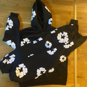 Denim tears set  - Säljer svart o vit denim tears set. Hoodien har en klassisk huva och magficka aframtill. Materialet känns mjukt och bekvämt.