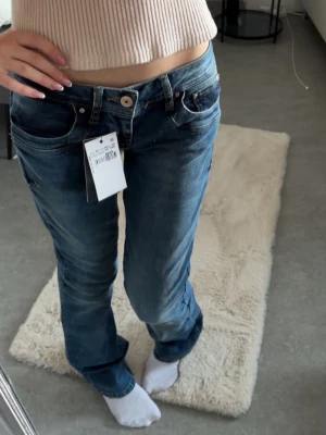 LTB jeans - Helt oanvända lågmidjade bootcut jeans ifrån LTB i modellen valerie! Supersnygg färg och passform i strl 24/32 (jag är 169cm för referens)