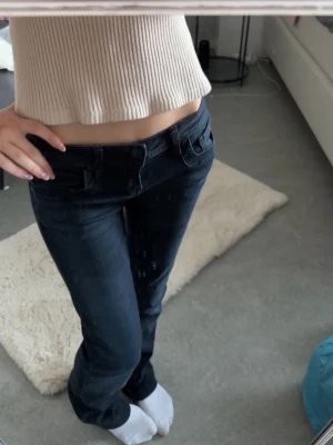 LTB jeans - Svartblåa lågmidjade jeans ifrån LTB i modellen Valerie. Strl 24/32! Lite slitna längst ner på baksidan av jeansen (se sista bilden) Jag är 169cm 