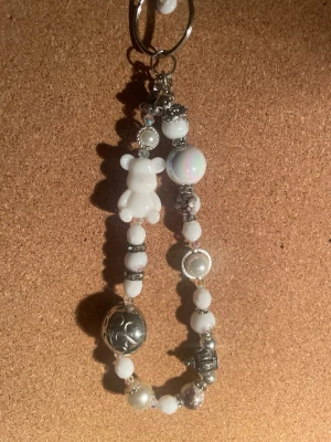 Handgjort Väsksmycke med nalle  - Handgjort av mig i olika pärlor 