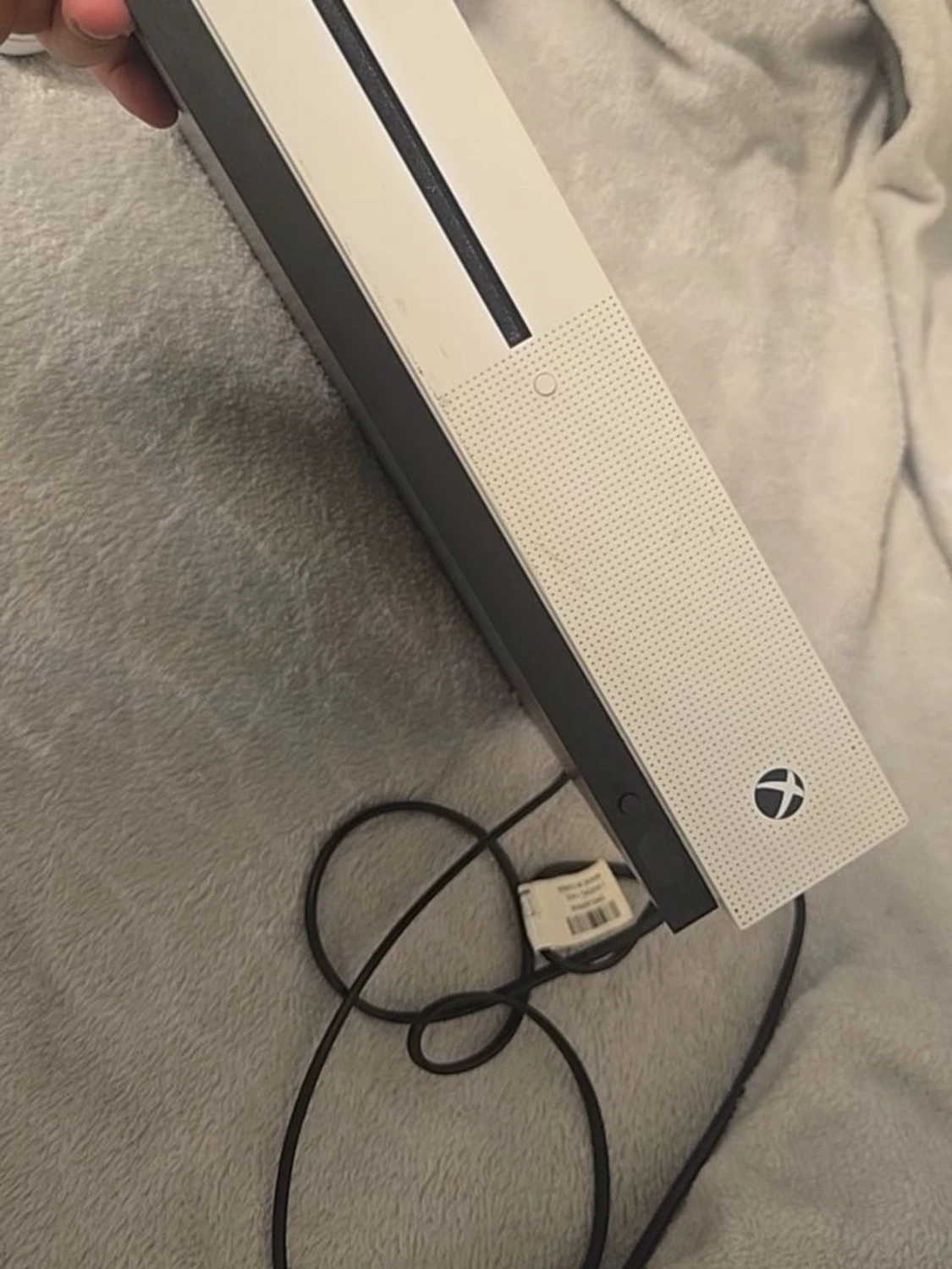 Xbox One S med två handkontroller - 4