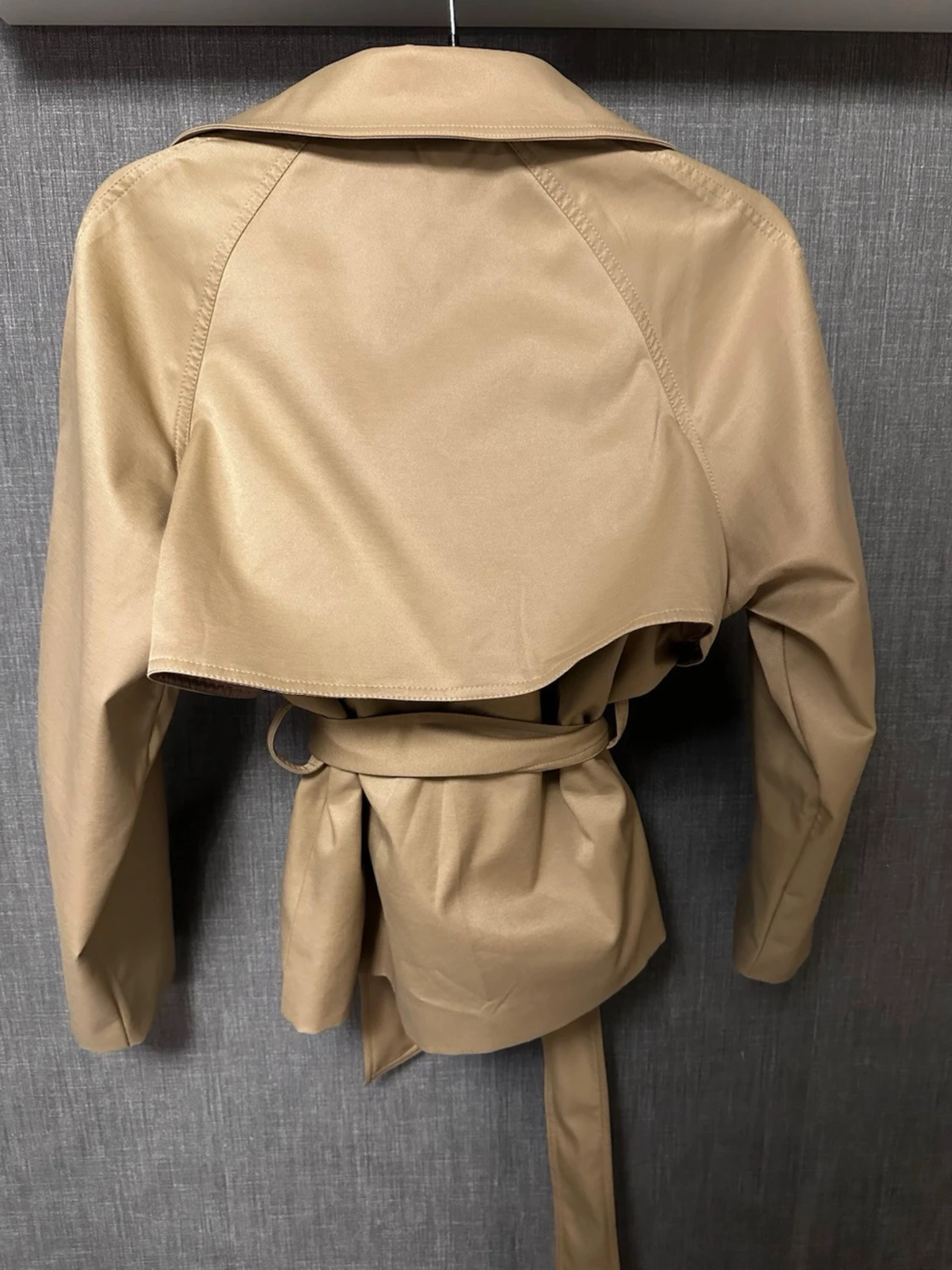 Kort beige trenchcoat med knytskärp - 3