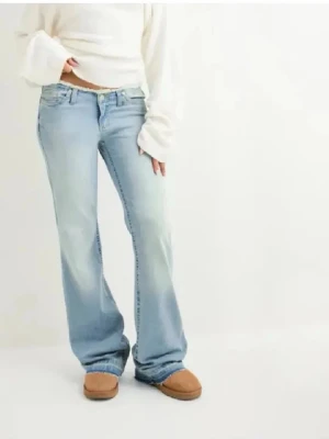 Ljusblå bootcut jeans - Säljer ett par ljusblå bootcut jeans med låg midja storlek 36, andvönda 1 gång  