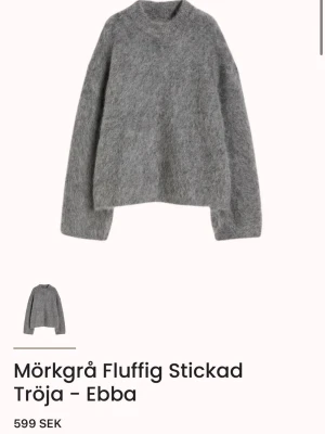 Mörkgrå fluffig stickad tröja - Mysig mörkgrå stickad tröja från design by amore, helt oanvänd med prislapp 