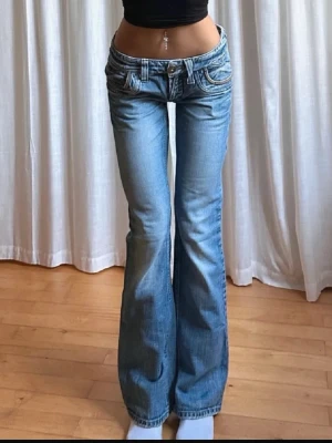 Ljusblå lågmidjade bootcut jeans  - Jätte snygga ljusblåa jeans som tyvärr inte passade mig. Har snygga detaljer på bakfickorna och är i bra skick! Skriv för frågor 💕