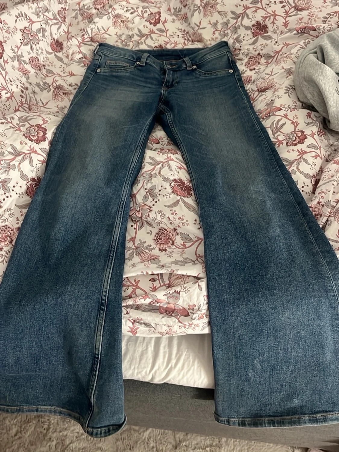 Blåa utsvängda jeans