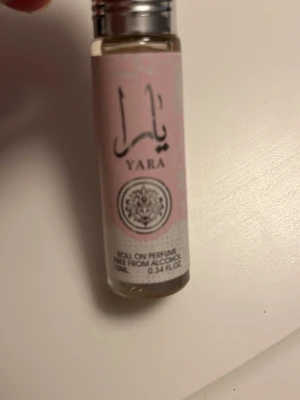  roll-on parfym  - Säljer en Yara roll-on parfym. . Flaskan rymmer 10 ml helt ny och luktar som parfymen i samma format fast i en roll on parfym istället. Perfekt för resande fot eller till skolan. 