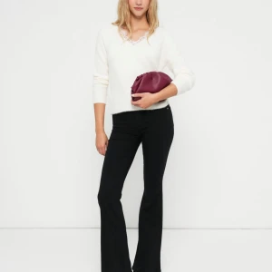 Svarta, lågmidjade bootcut jeans från ONLY - De perfekta lågmidjade svarta bootcut jeansen! De sitter perfekt på mig som är 170 cm men har snabbt blivit försmå eftersom jag jobbar med viktuppgång. De har otroligt skön stretch och formar sig perfekt för midja, lår och rumpa. Inte använda mer än en gång. Köptes för 499 kr.