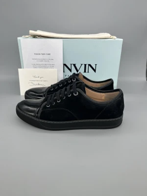 Lanvin Dbb1 Patent Cap Toe Skor Svart - • The shoes have been gently used and are in very good condition  • Size: EU43 / UK9 (fits 44)  • Color: Black  • Retail price: 5000 SEK / 450€  • Box, dustbag & order confirmation is included