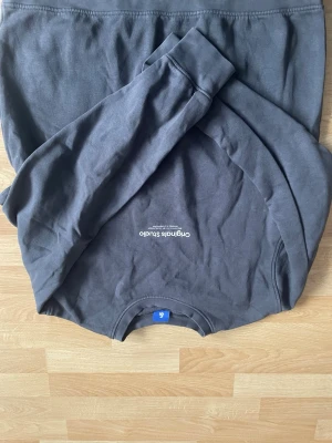 Mörkgrå sweatshirt från Jack & Jones - Mörkgrå sweatshirt från Jack & Jones Originals med trycket 'Originals Studio' på bröstet. Tröjan har rund halsringning och långa ärmar. Tillverkad i mjukt material som känns skönt mot huden. Perfekt för en avslappnad och stilren look.