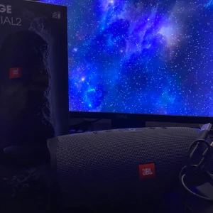 JBL Charge 2 - Endast kontant pga av strul med bank id.   Möts upp i Stockholm-Barkarby. Dena fantastiska portabla bluetooth högtalare med inbyggd powerbank är i mycket bra skick och sällan använd. Priset kan diskuteras vid snabb affär. Laddare medföljer 