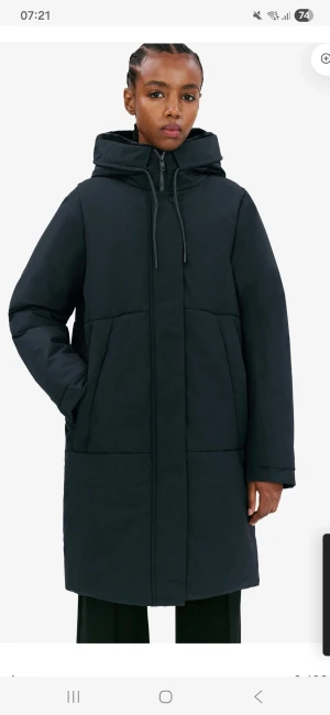 Elvine vinterjacka stl S - Säljer en jätte fin mörkblå vinterjacka från Elvine I toppen skick!  Nypris var 3500 kr