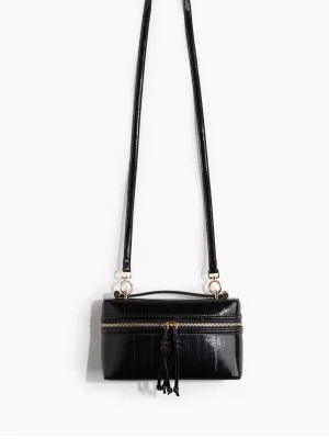 Svart axelväska med guldiga detaljer - Snygg svart axelväska i glansigt konstläder med guldiga dragkedjor . Ny och oanvänd .