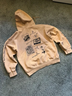 Carhartt WIP hoodie - Carhartt WIP ” scrambled ” hoodie i oversize passform i bra skick.