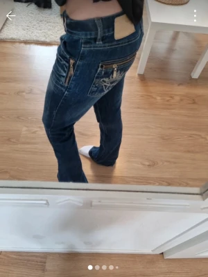 Snyggaste low waist jeansen - Utsvängda low waist Jeans med dragkedjor och liknande true religion och victoria Beckham jeans i storlek 164/s men passar även xs Från WeTweens by Kappahl   I mycket bra skick, lite skavanker vid fötterna men syns inte när de är på💞 Har du en fråga är det bara att skriva!