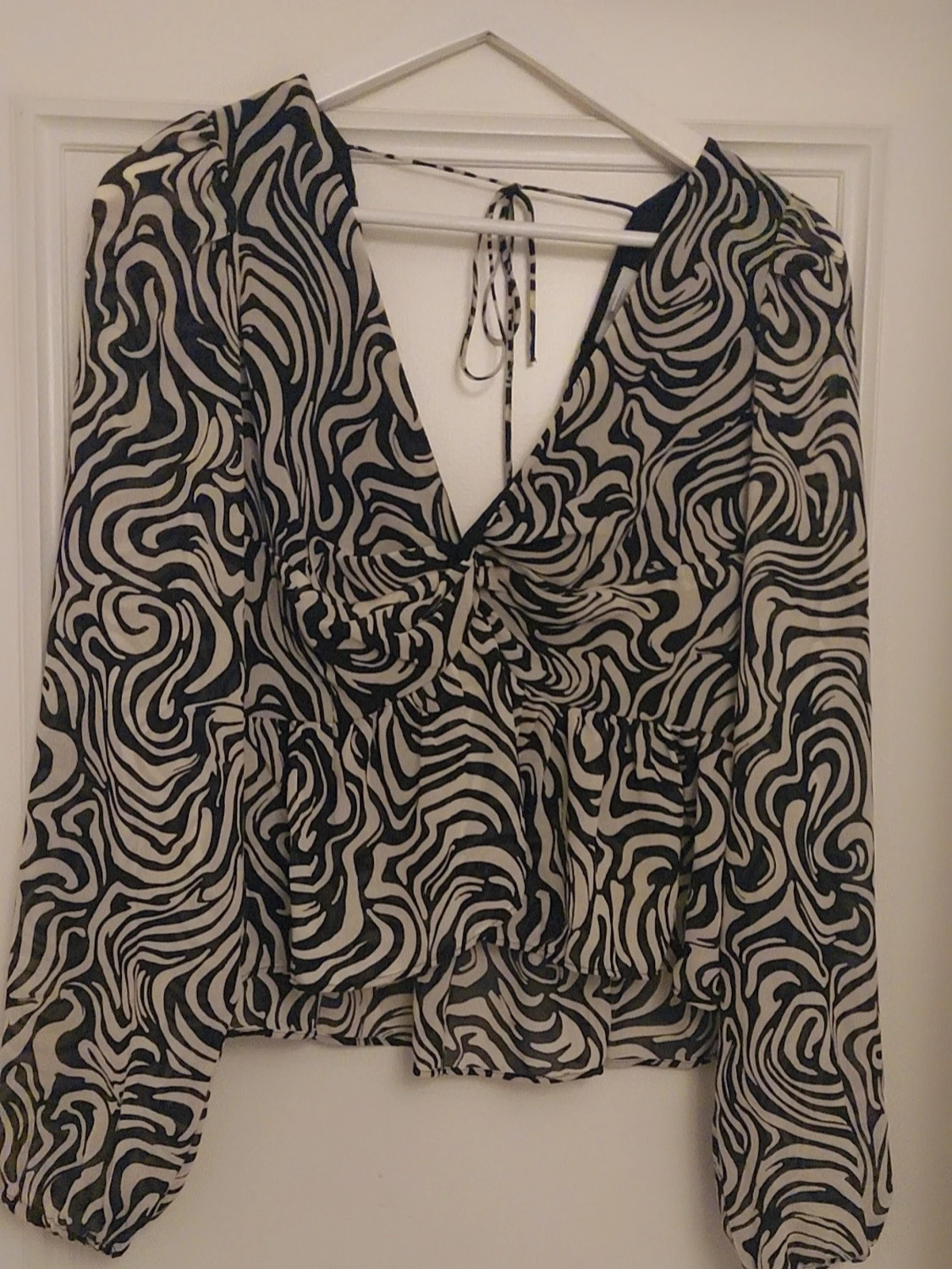 Svartvit mönstrad blus med v-ringning - 2