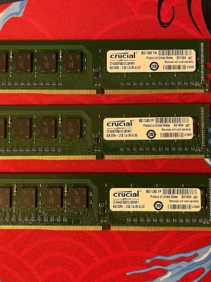 Crucial 4GB DDR4 RAM-minnen - Tre stycken gröna Crucial 4GB ddr4 RAM-minnen, modell CT4G4DFS8213.C8FAF1. Det går att köpa bara två om du vill. Priset pär ram: 83kr