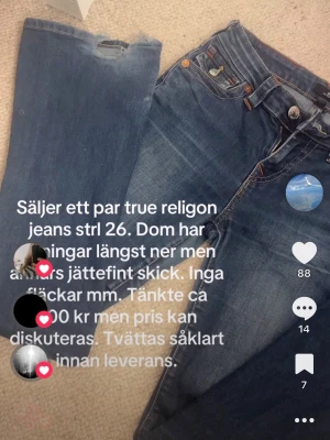 True Religion blå jeans bootcut - Säljer ett par blå jeans från True religon, dom har slitningar längst ner men tror man kan sy de🥰 Pris kan diskuteras 