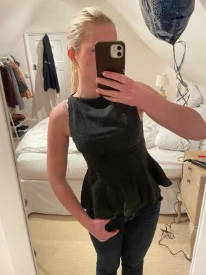 Fin Zara topp - Super fin fest topp från Zara💞💞 Inga defekter och i en super fin mörk grå färg!!