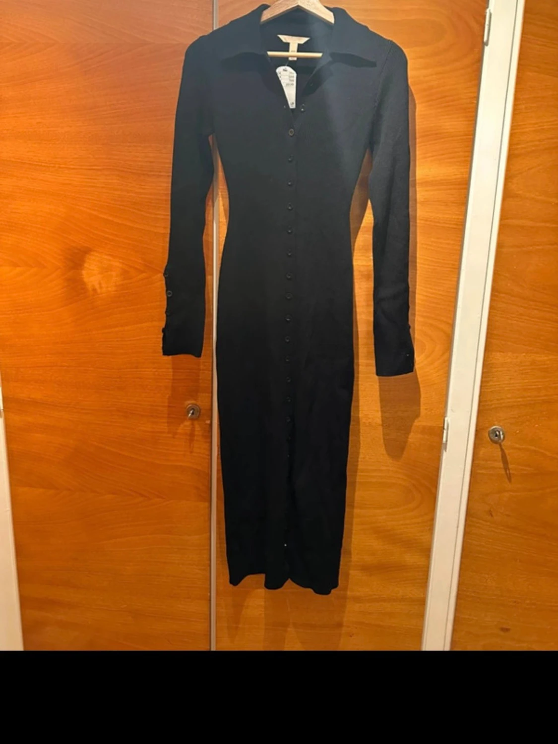 Svart långärmad klänning med knappar - 1