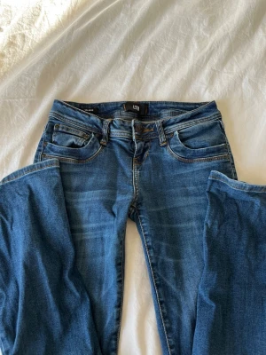 Blå bootcut jeans från LTB - Snygga bootcut, lågmidjade jeans från LTB, passar mig som är 155cm. Köpta från Zalando men tror inte de säljs längre. Inga defekter, har dock klippt av tvättlappen. Säljer pga jag har vuxit ur de och att de inte kommer till användning längre 💓  Storlek - W24 L30