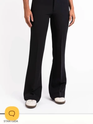 Svarta utsvängda kostymbyxor - Säljer ett par helt oanvända svarta kostymbyxor i st 36 short och jag är ca 165 och passar perfekt. Modellen heter Ava 01Mid Bootcut Kostymbyxor - Black. Byxorna har en stilren look och är sydda i ett mjukt, följsamt material som ger en snygg siluett. Perfekta för dig som gillar en trendig och klassisk stil. Nypris är 699. Jag har inte kvar orginalförpackningen men ska ha kvar kvitto. Pris kan diskuteras💕