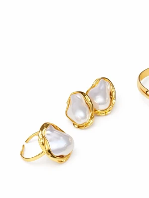 Guldfärgat armband med pärldetaljer - Snyggt armband i guldfärgad metall med två oregelbundna vita pärlor som ger en unik och trendig look. Perfekt accessoar för dig som vill sticka ut med något elegant och modernt. Kombinera gärna med matchande örhängen för en komplett stil.