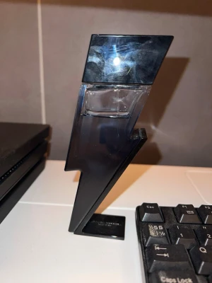 Carolina herrera parfym herr - Caroline herrera parfym Bad Boy cobalt. Flaskan är väldigt fin men korken är lite sönder dock. Men det påverkar inte lukten. Pris kan diskuteras eller byten. Ungefär 35-40 ml kvar i flaskan.