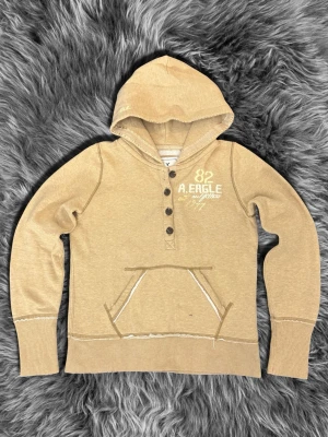 American Eagle tröja - Rn riktigt shysst american eagle hoodie som är i bra skick och har massa små detaljer. Det står att den är i M men sitter som xs. Kom med frågor vid funderingar👌