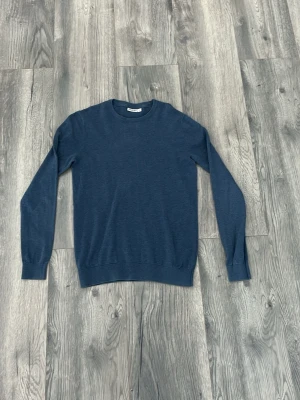 Mörkblå stickad tröja jack and jones - En stilren mörkblå stickad tröja från jack and jones. Lite för liten för mig och jag är 180cm. Mycket bra skick, hör av er vid frågor🙌