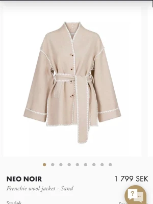 Beige ullkappa från Neo Noir - Stilren beige ullkappa från Neo Noir med knytskärp i midjan och dekorativa vita sömmar längs kanterna. Älskar kappan så mycket men säljer då jag upplever att den tyvärr är för stor för mig! Använd endast 1 gång, ser ut/är ny! Den är helt slutsåld och svår att få tag på, nypris 1799kr, mitt pris går att diskutera. Skulle säga att kappan passar en person med XS-M beroende på hur man vill att den skall sitta🤗