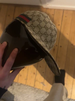 Gucci beige keps med GG-mönster - Gucci keps – Canvas Beige  Väl använd men i bra skick. Klassisk och stilren Gucci-keps som passar till allt.  Har tyvärr inte lådan kvar då den försvann i samband med flytt. 	•	Färg: Beige 	•	Skick: Väl använd (se bilder) 	•	Bekväm passform 	•	Inga större defekter  Skickas snabbt 📦💌 