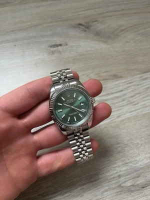 Ingen Datejust silvergrön klocka - Superclone 3235, klocka i grön och silver färg. Väldigt fin skick
