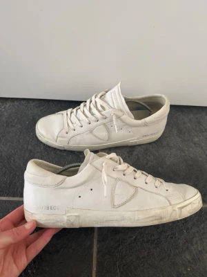 Phillipe model - Nyskick, använda 2 gånger. | Passar till allt, endast skorna ingår därav de låga priset!