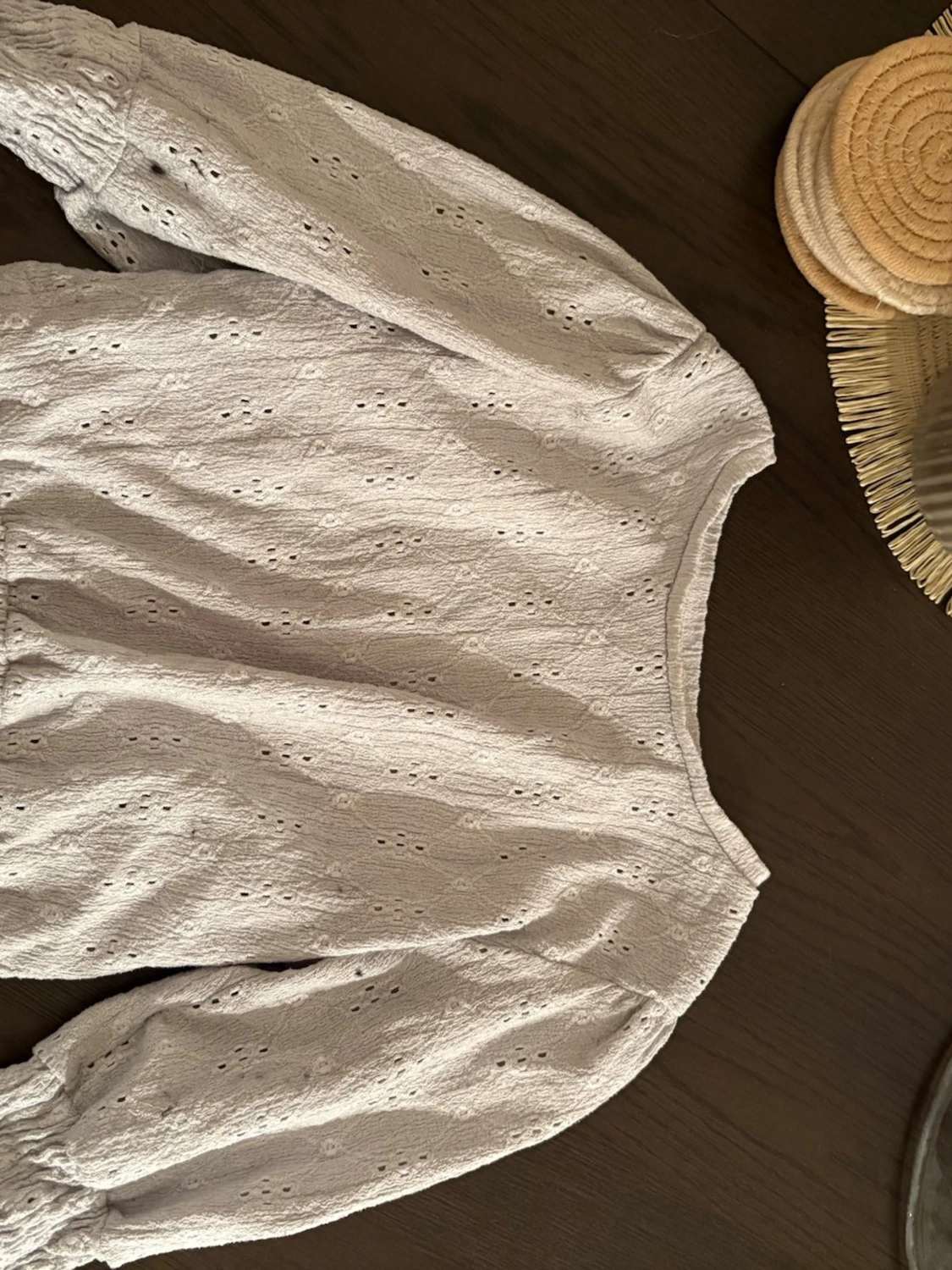 Ljusgrå broderad topp med puffärm - 1