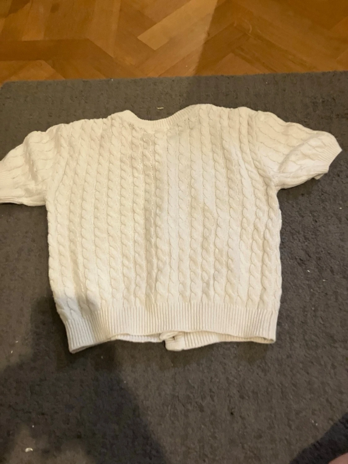 Vit kabelstickad kofta med kort ärm - 1