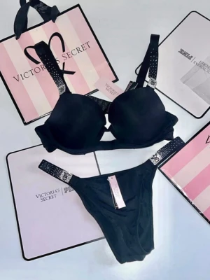 Svart bh och trosa set Victoria's Secret - Snyggt svart underklädesset från Victoria's Secret med vadderad bh och matchande trosa. Setet har breda axelband och detaljer med små glittrande stenar på banden. Materialet känns mjukt och stretchigt för en bekväm passform. Perfekt för dig som vill ha något extra. 75C