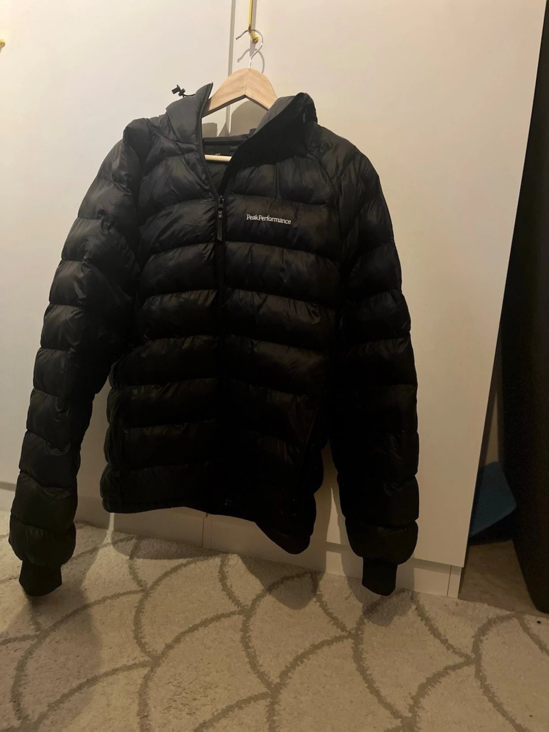 Svart dunjacka från Peak Performance