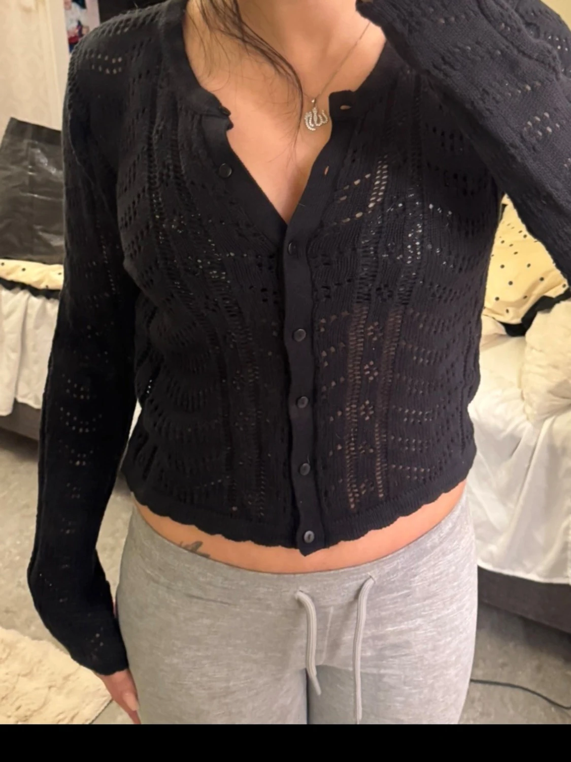 Svart virkad kofta med knappar
