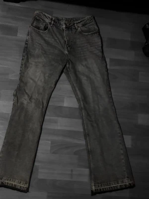 Zara flared jeans S - Zara flared jeans. Använda ett fåtal gånger och i fint skick. Utsvängda nertill med klassisk  passform. Inga skador. ⭐️ Kvalitet: 9/10  📦 Snabb och snabb shipping..