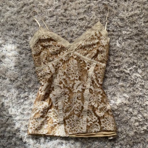 Vintage guld spetslinne - Köpte denna på Sellpy men har bara använt nån enstaka gång! I väldigt fint skick! 💛