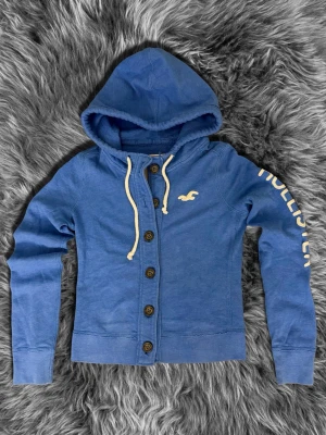 Hollister cardigan - En fet hollister cardigan som är i topp skick. Den är xs men sitter som xxs men jag är inte hundra så titta på måtten på de sista bilderna👌👌