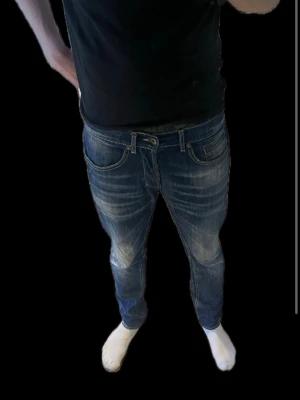 Dondup George jeans - Ett par Dondups i modellen George i storlek 33. Skick 8/10. Modellen på bilden är 187 o väger runt 75. Lägnd 101 bredd 40. 
