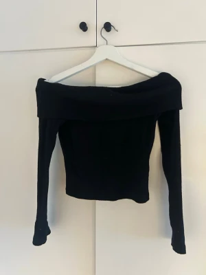 Svart offshoulder topp - svart offshoulder topp med långa ärmar.