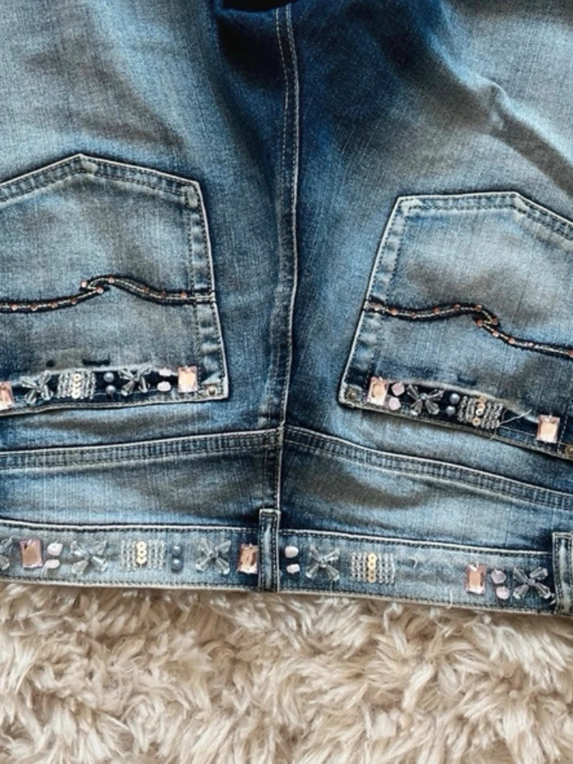 Blå jeans med dekorerade bakfickor - 1