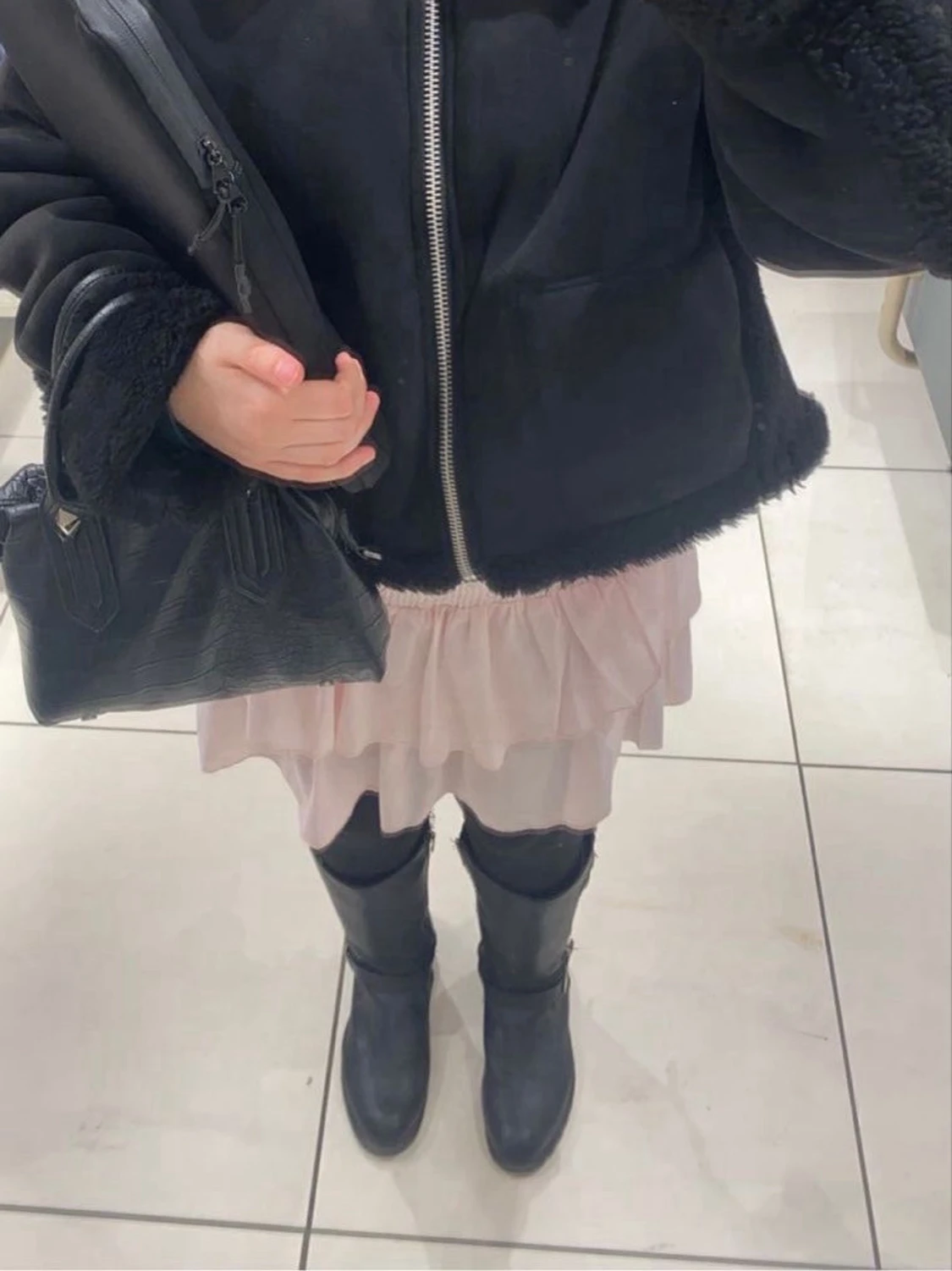 Svart handväska med krokopräglat mönster - 5